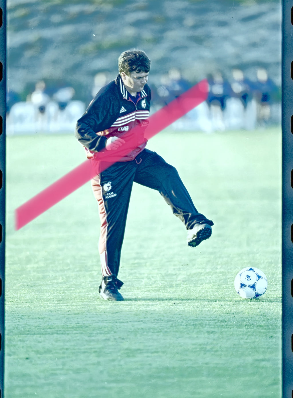 Originales Fotonegativ José Antonio Camacho spanischer Fußballnationaltrainer spielt mit dem Ball Training Valencia 1999 35mm Film Selten