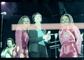 Negativo fotográfico original dúo musical Hijas del Sol junto a mujer y músico en escenario televisivo Valencia diciembre 1997 35mm film Rare