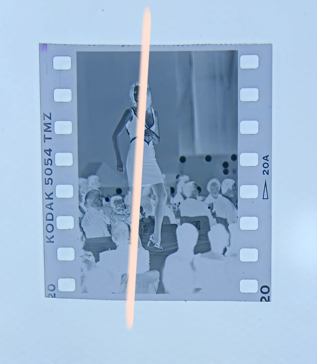 Negativo fotográfico original modelo en pose sobre la pasarela ante el público Premios Nova Valencia 1997 35mm film Rare