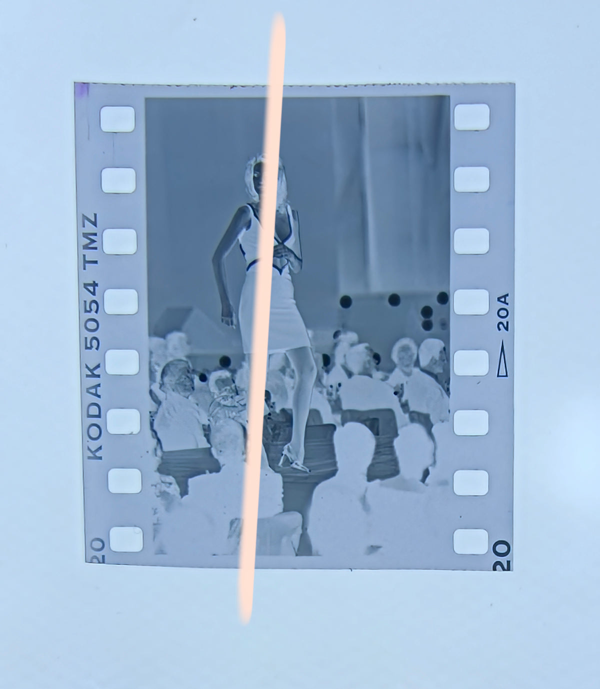 Negativo fotográfico original modelo en pose sobre la pasarela ante el público Premios Nova Valencia 1997 35mm film Rare