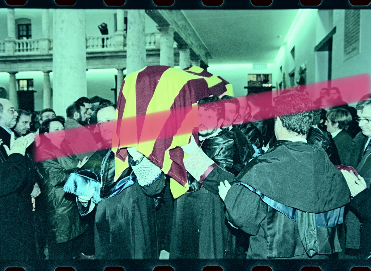Negativo fotográfico original Enric Valor escritor y lingüista féretro con senyera por el claustro Universitat de València 2000 35mm film Rare