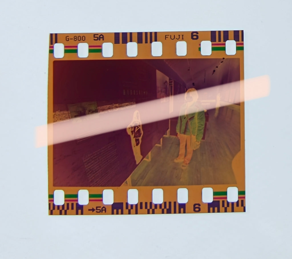 Original-Foto-Negativ eines Besuchers vor den Zeugenaussagen aus Hiroshima, Ausstellung der Schönen Künste Valencia 1998, 35-mm-Film, selten