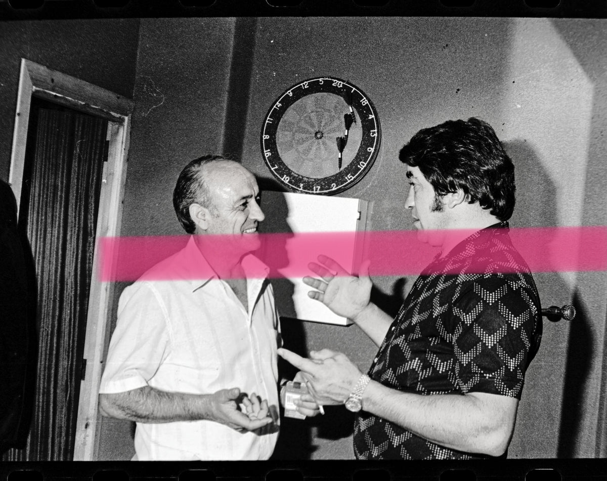 Negativo fotográfico original Urtain boxeador conversando en ambiente distendido España 35mm film Rare