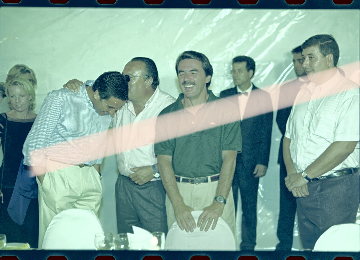 Negativo fotográfico original José María Aznar sonriente junto a Carlos Fabra cena de l’Alcora Castellón 1999 35mm film Rare
