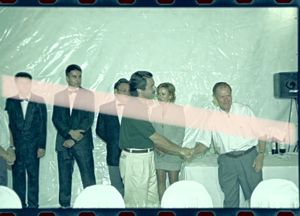 Negativo fotográfico original José María Aznar presidente del Gobierno saludando a un asistente cena de l’Alcora Castellón 1999 35mm film Rare