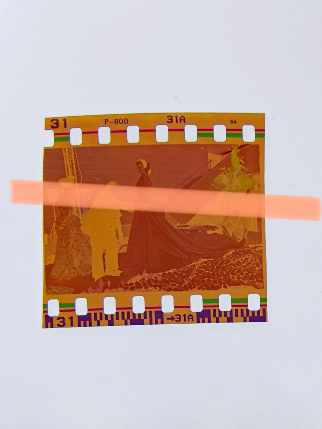 Original-Foto-Negativ Francis Montesinos beim Anpassen eines Kleides in der Ausstellung IVAM Valencia 2002 35mm Film Selten