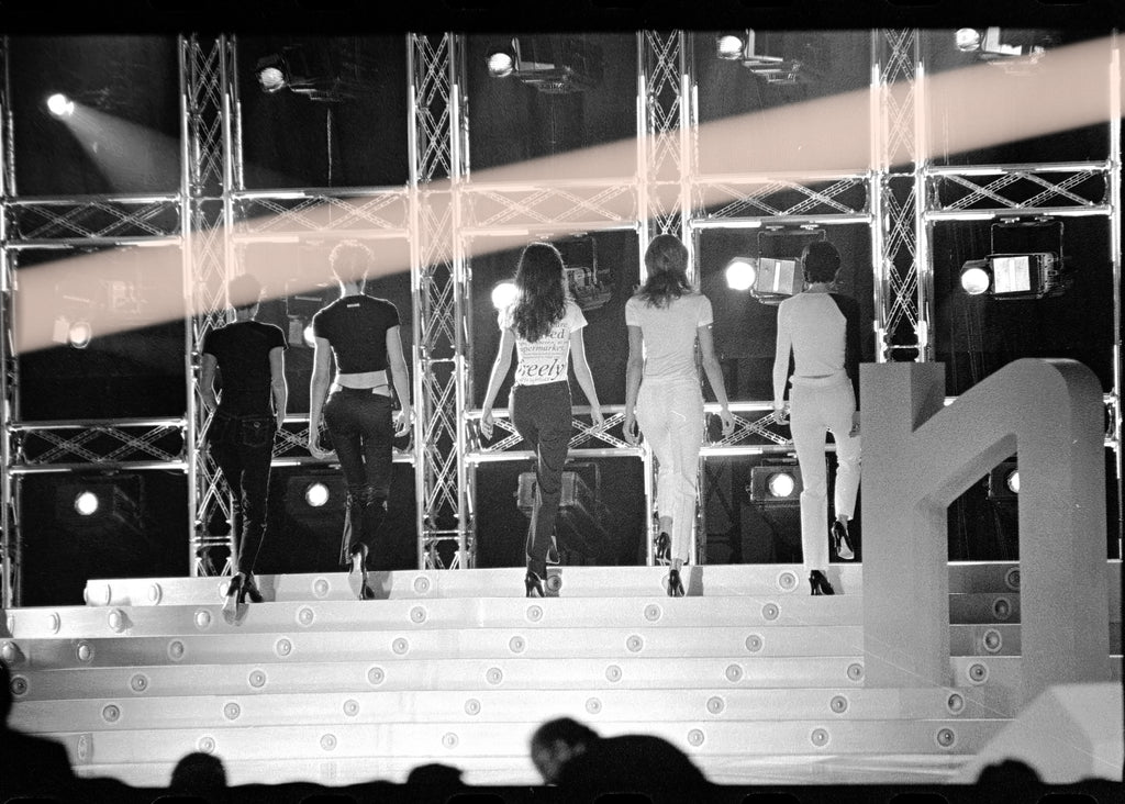 Originales Fotonegativ fünf Models beim Aufstieg auf die beleuchtete Treppe Premios Nova Valencia 1997 35mm Film Selten