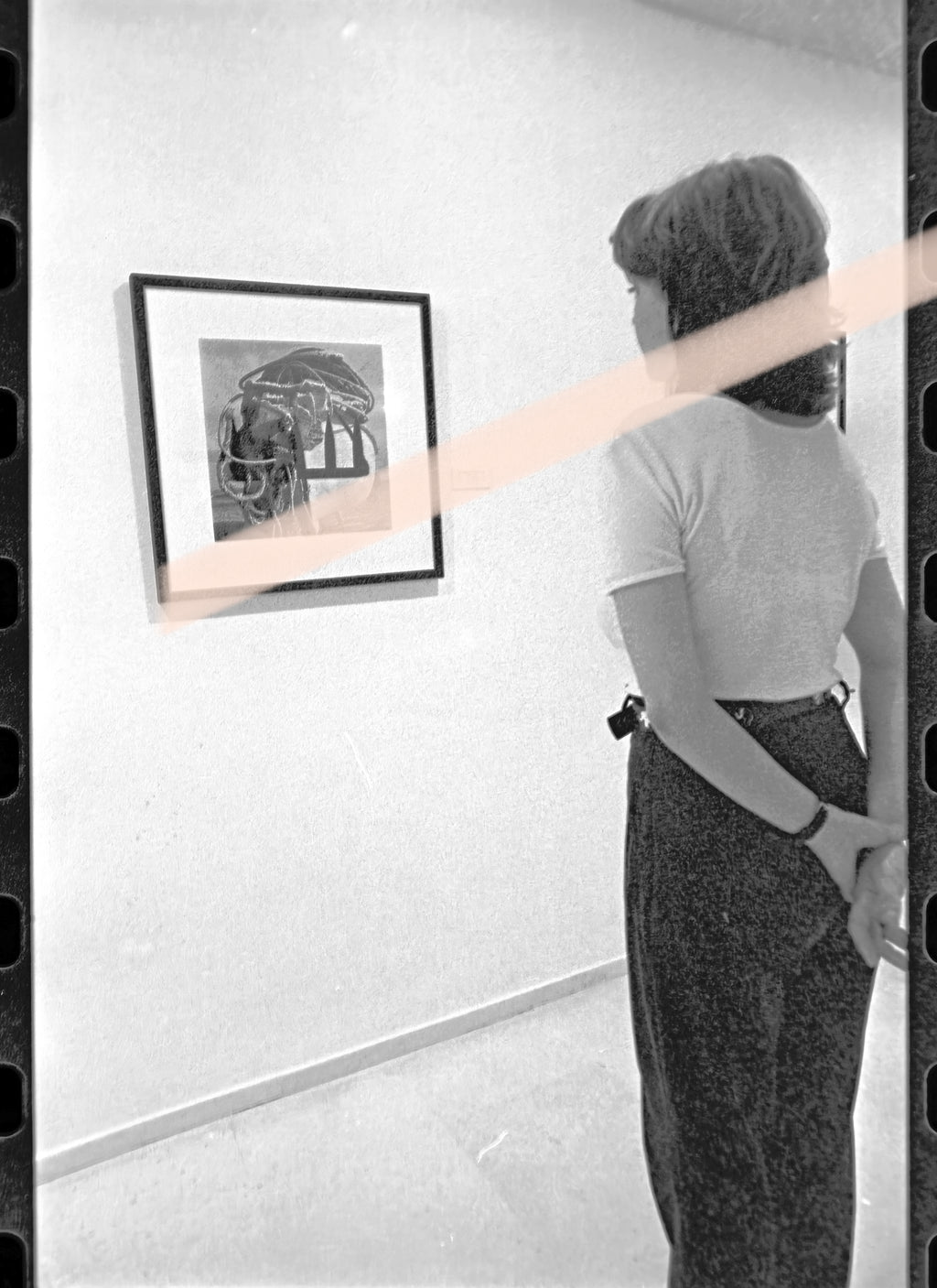 Negativo fotográfico original fotógrafo Joaquim Gomis mujer observando una de sus fotografías IVAM Valencia 1997 35mm film Rare