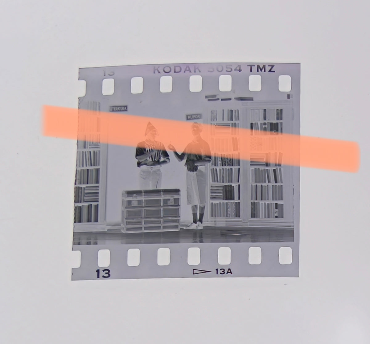Negativo fotográfico original Vol-Ras Gagmania escena con baúl Sueca 1995 35mm film Rare