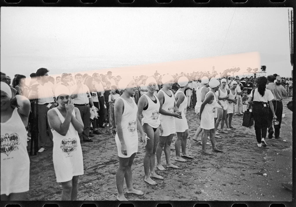 Negativo fotográfico original Antoni Miralda artista Honeymoon Project participantes con gorros de baño La Patacona Valencia 1991 35mm film Rare