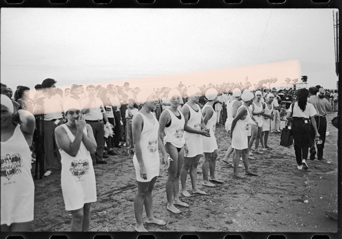 Negativo fotográfico original Antoni Miralda artista Honeymoon Project participantes con gorros de baño La Patacona Valencia 1991 35mm film Rare