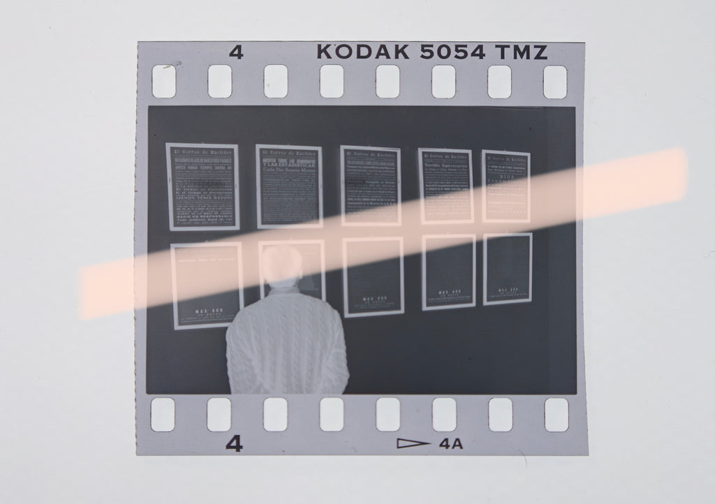 Originales Negativfoto eines Besuchers vor der Ausstellung El Correo de Euclides von Max Aub Segorbe 1995 35mm-Film Selten