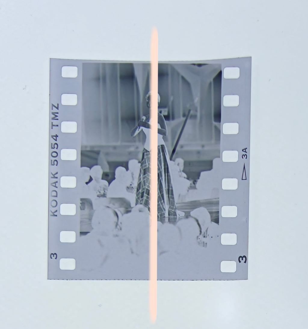 Negativo fotográfico original Paloma San Basilio cantante en un instante de su actuación Premios Nova Valencia 1997 35mm film Rare
