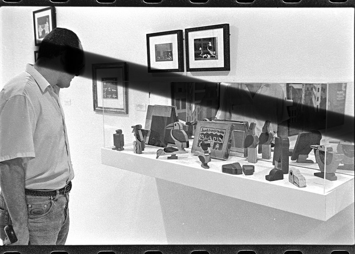 Negativo fotográfico original juguetes de madera con figuras y animales de Joaquín Torres-García exposición IVAM Valencia 1997 35mm film Rare