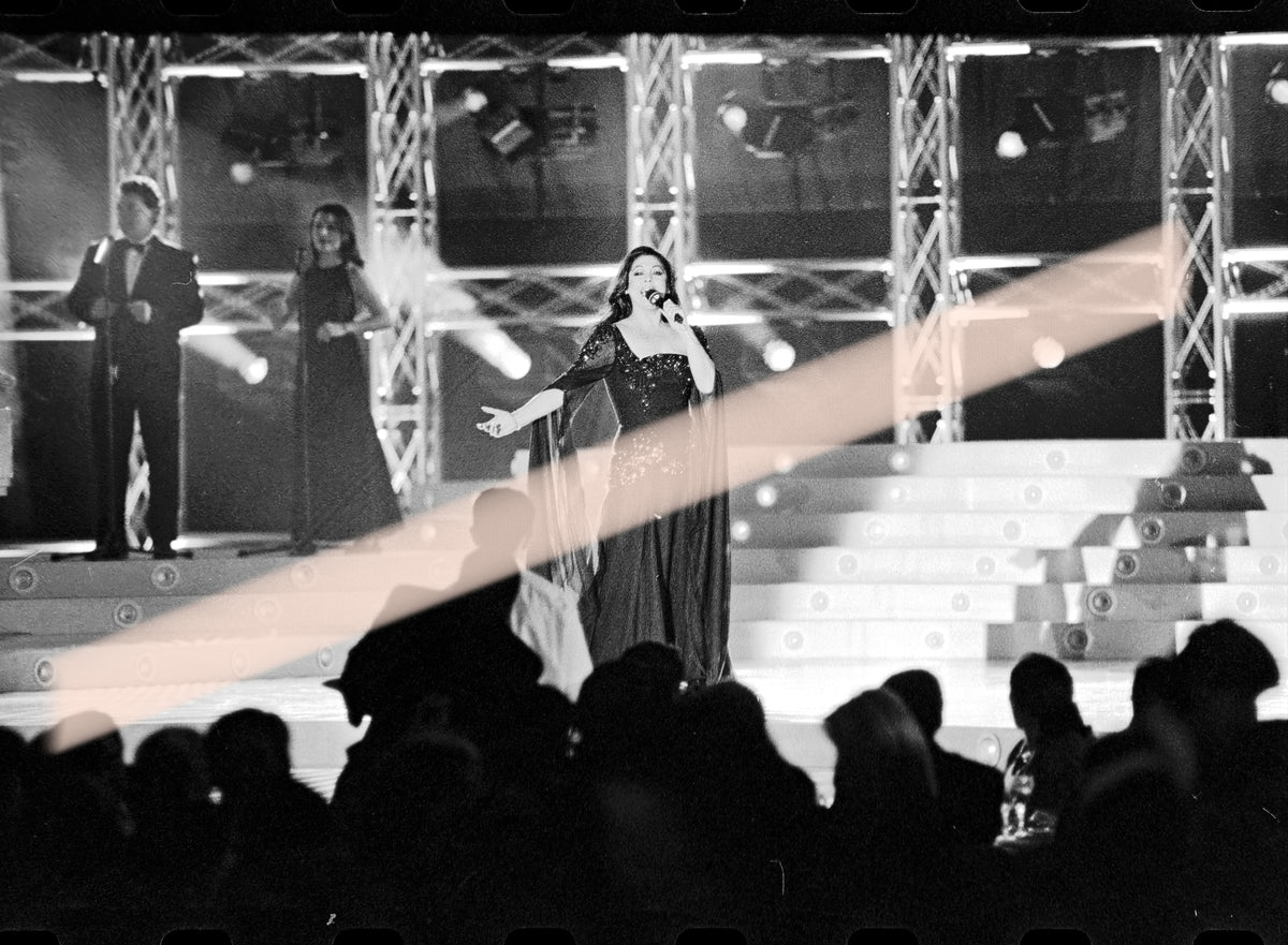 Negativo fotográfico original Isabel Pantoja cantante al micrófono ante el público Premios Nova Valencia 1997 35mm film Rare