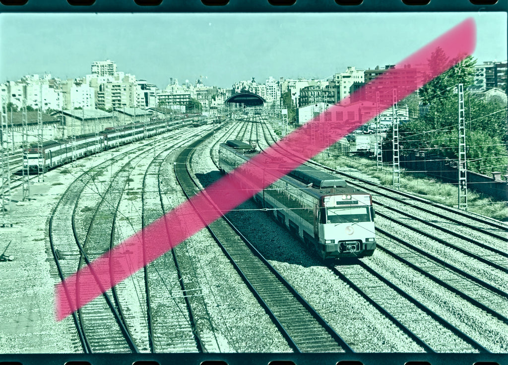 Negativo fotográfico original tren aproximándose a la Estación del Norte entre vías Valencia 1998 35mm film Rare