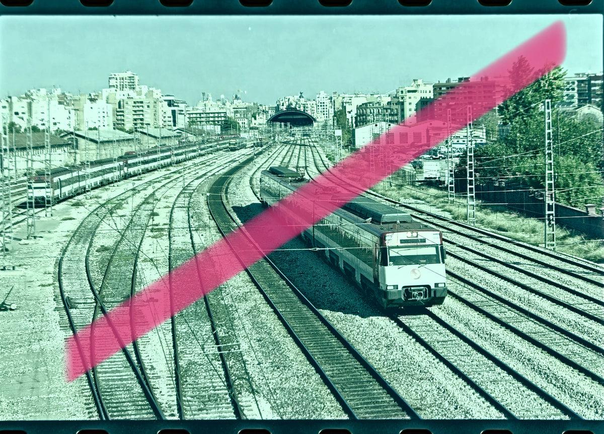 Negativo fotográfico original tren aproximándose a la Estación del Norte entre vías Valencia 1998 35mm film Rare