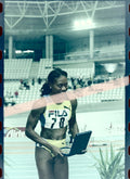 Negativo fotográfico original Merlene Ottey atleta jamaicana plusmarquista mundial recibiendo un trofeo Valencia 2000 35mm film Rare