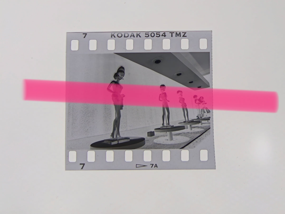 Negativo fotográfico original muñeca Barbie en primer plano exposición 35 aniversario Valencia 1995 35mm film Rare