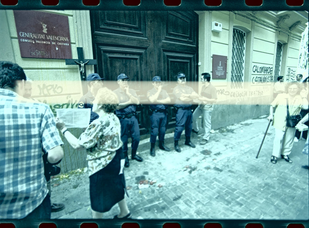 Originales Fotonegativ der Polizei vor dem CVC mit Graffiti während des Sprachenprotests in Valencia 1998 35-mm-Film Selten