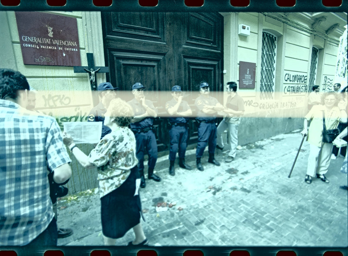 Originales Fotonegativ der Polizei vor dem CVC mit Graffiti während des Sprachenprotests in Valencia 1998 35-mm-Film Selten