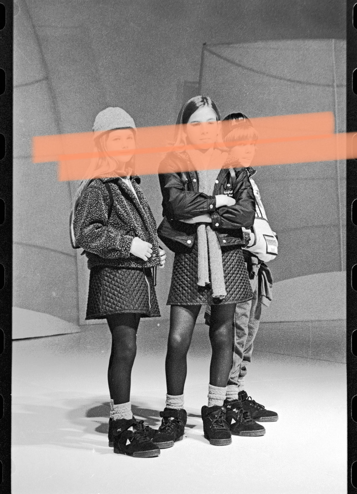 Negativo fotográfico original niños con chaquetas y prendas acolchadas en pasarela FIMI Valencia 1996 35mm film Rare