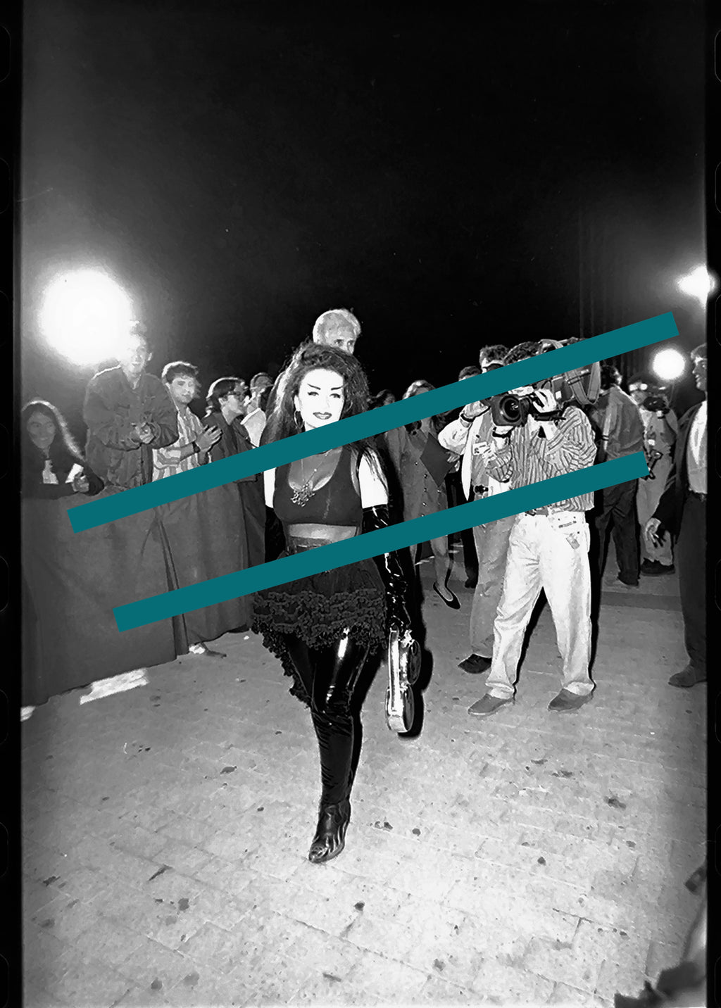 Negativo fotográfico original Alaska cantante llegando entre flashes y público Valencia 1991 35mm film Rare