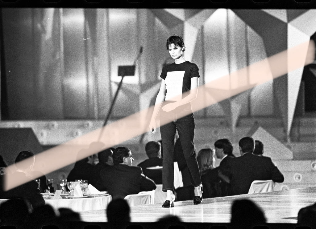Original-Fotonegativ, Model mit T-Shirt mit rechteckigem Einsatz schreitet über den Laufsteg, Premios Nova Valencia 1997, 35-mm-Film, selten