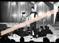 Original-Fotonegativ, Model mit T-Shirt mit rechteckigem Einsatz schreitet über den Laufsteg, Premios Nova Valencia 1997, 35-mm-Film, selten