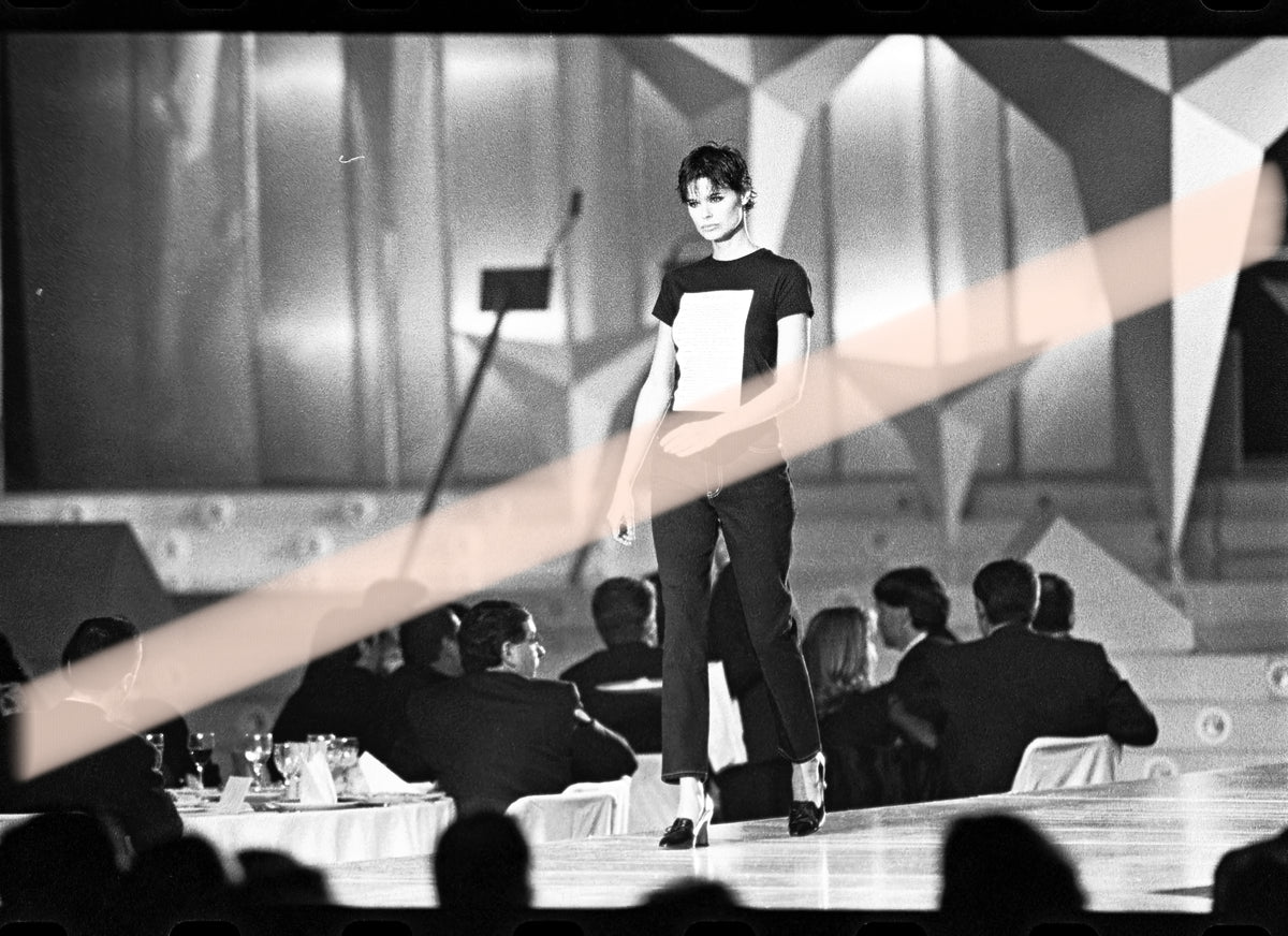 Original-Fotonegativ, Model mit T-Shirt mit rechteckigem Einsatz schreitet über den Laufsteg, Premios Nova Valencia 1997, 35-mm-Film, selten