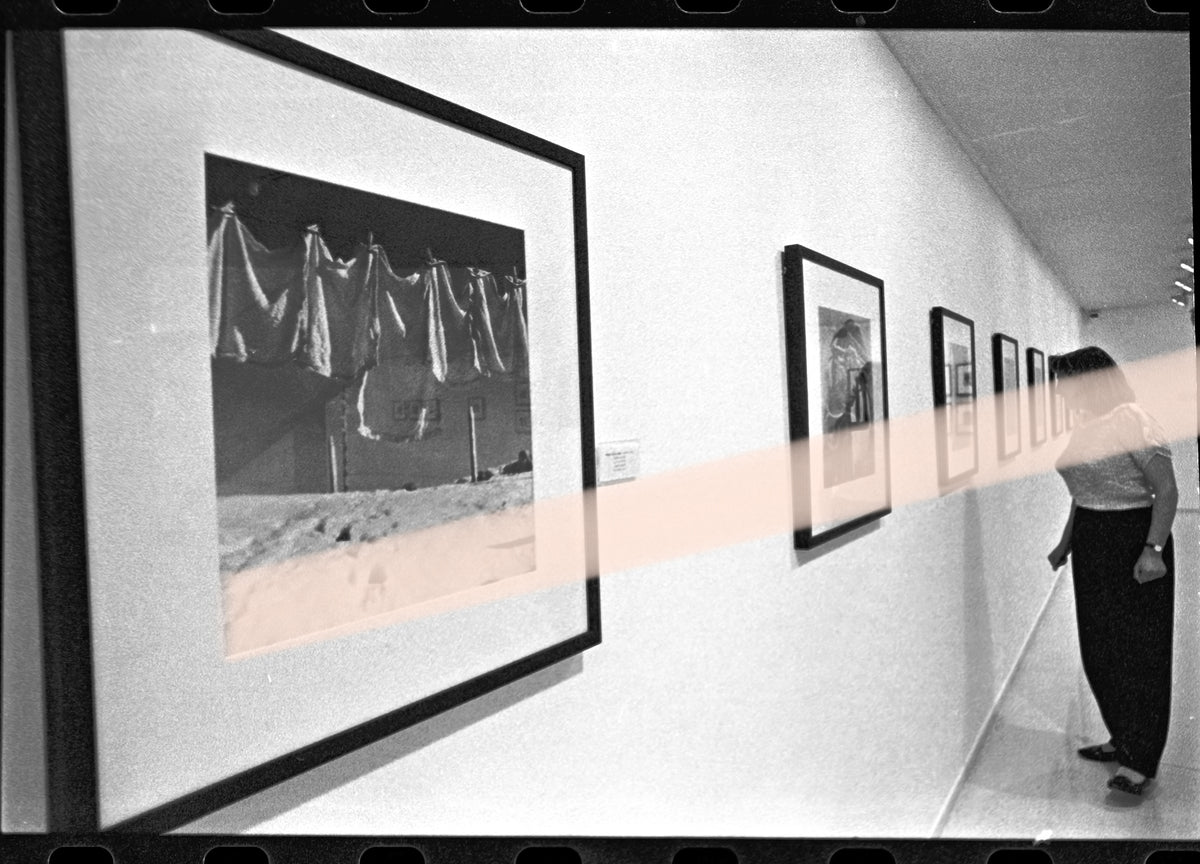 Negativo fotográfico original fotógrafo Joaquim Gomis gran fotografía y perspectiva de sala IVAM Valencia 1997 35mm film Rare