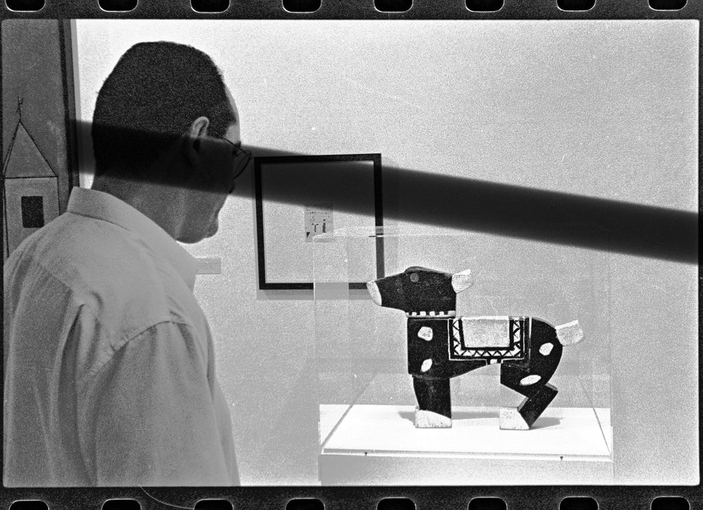 Negativo fotográfico original figura animal de madera de Joaquín Torres-García contemplada en vitrina IVAM Valencia 1997 35mm film Rare