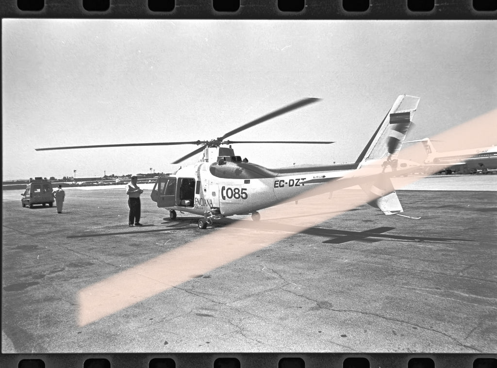 Negativo fotográfico original helicóptero Helisureste EC-DZT en Manises operativo incendios Valencia 1994 35mm film Rare