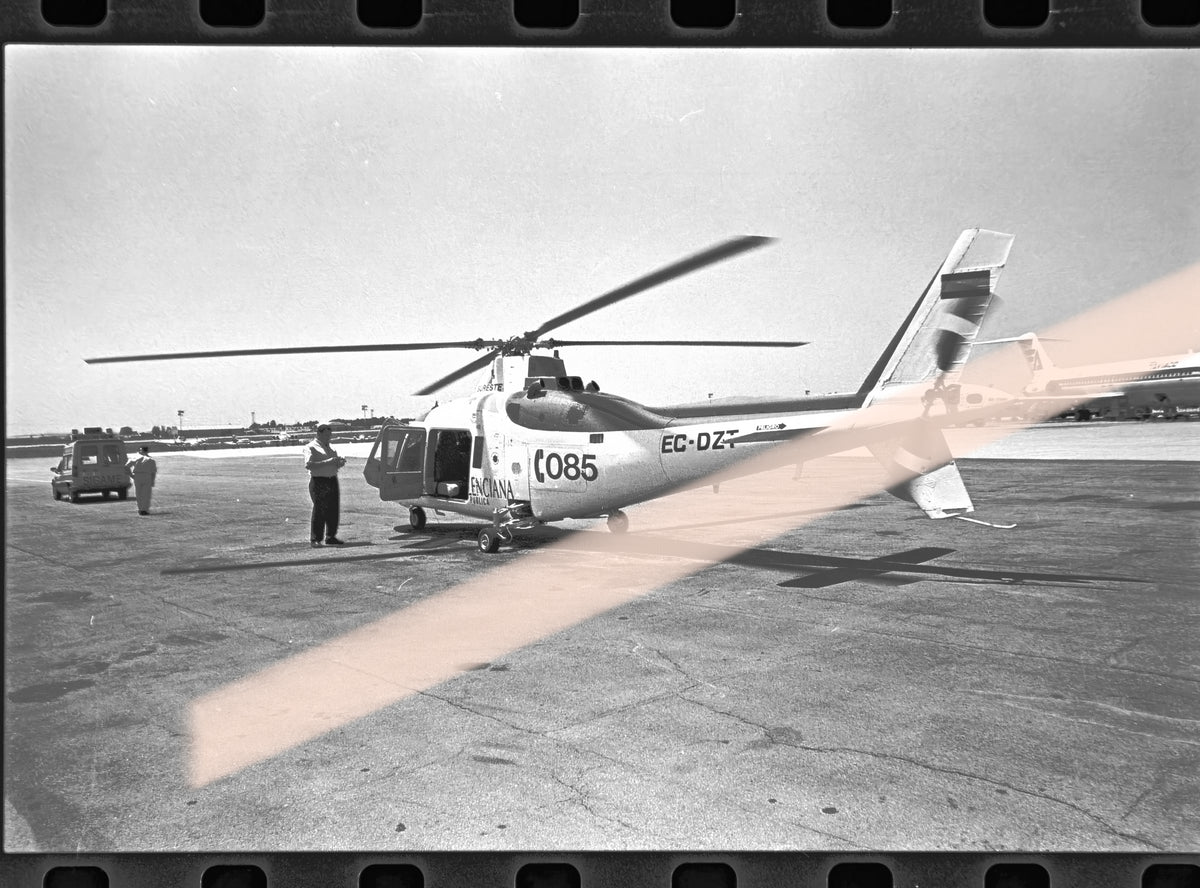 Negativo fotográfico original helicóptero Helisureste EC-DZT en Manises operativo incendios Valencia 1994 35mm film Rare
