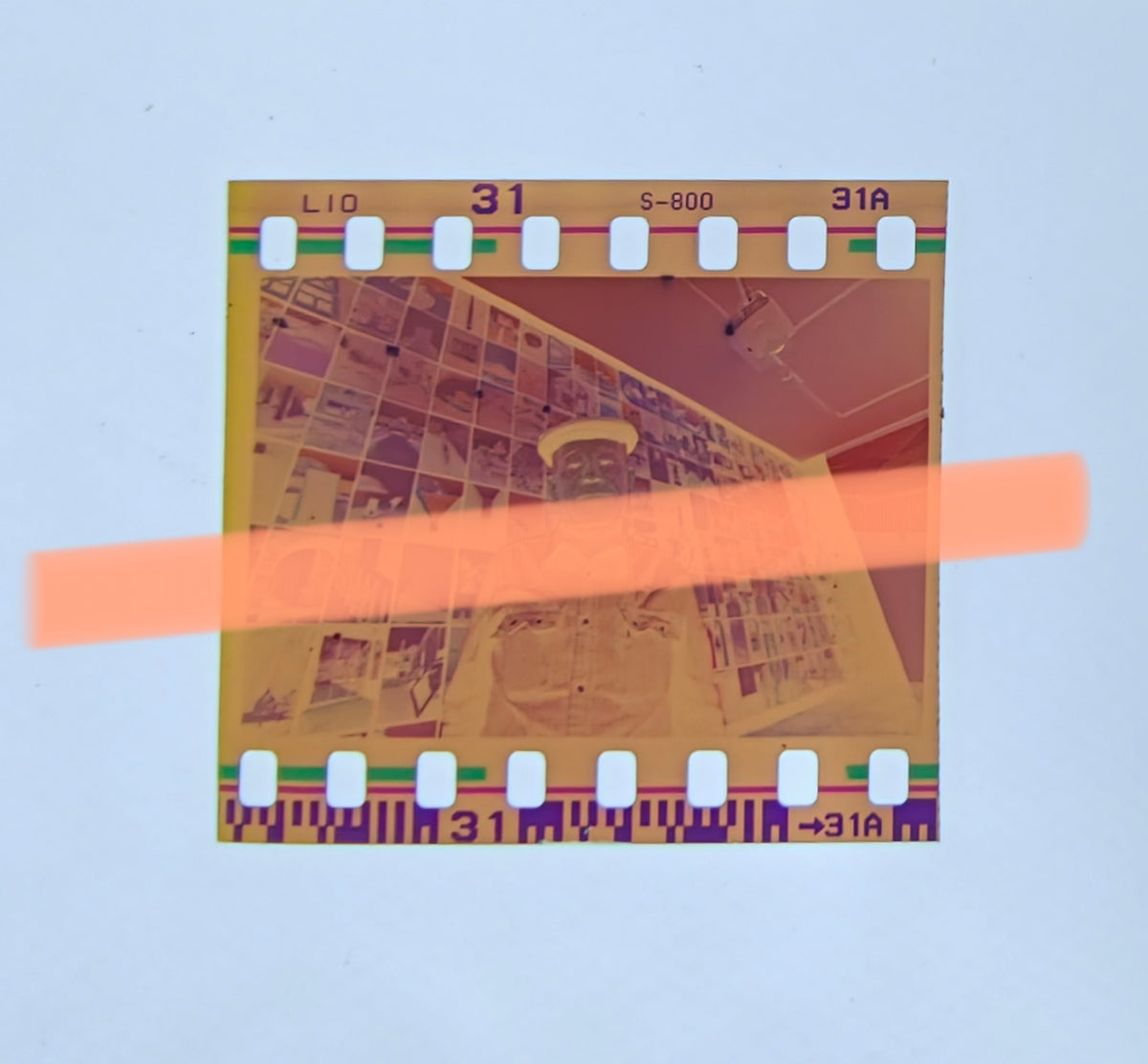 Negativo fotográfico original Dani Karavan escultor ante composición mural exposición Paredes IVAM Valencia 2002 35mm film Rare