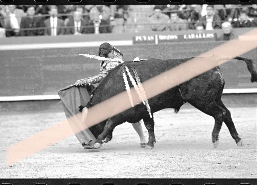 Negativo fotográfico original Cristina Sánchez novillera llevando al toro con la muleta Feria de Fallas Valencia 1992 35mm film Rare