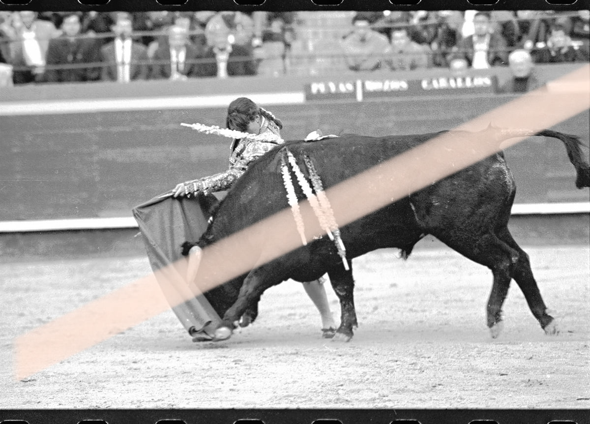 Negativo fotográfico original Cristina Sánchez novillera llevando al toro con la muleta Feria de Fallas Valencia 1992 35mm film Rare