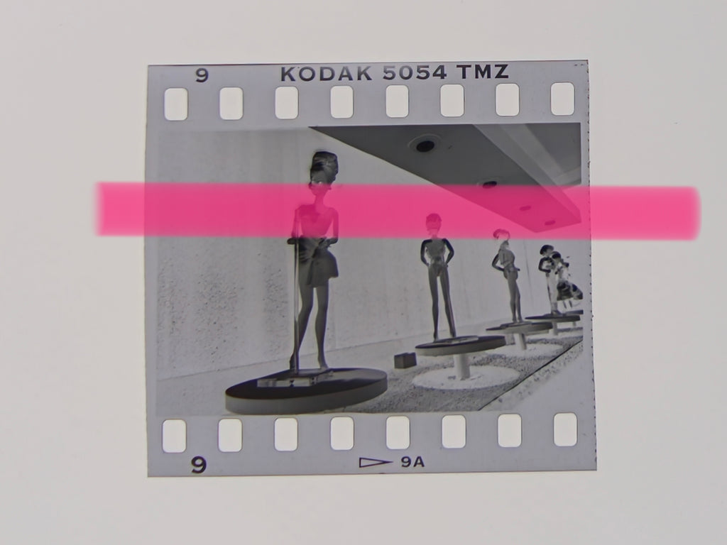 Originales Foto-Negativ Barbie-Puppe mit asymmetrischem Design Ausstellung 35. Jubiläum Valencia 1995 35-mm-Film Selten