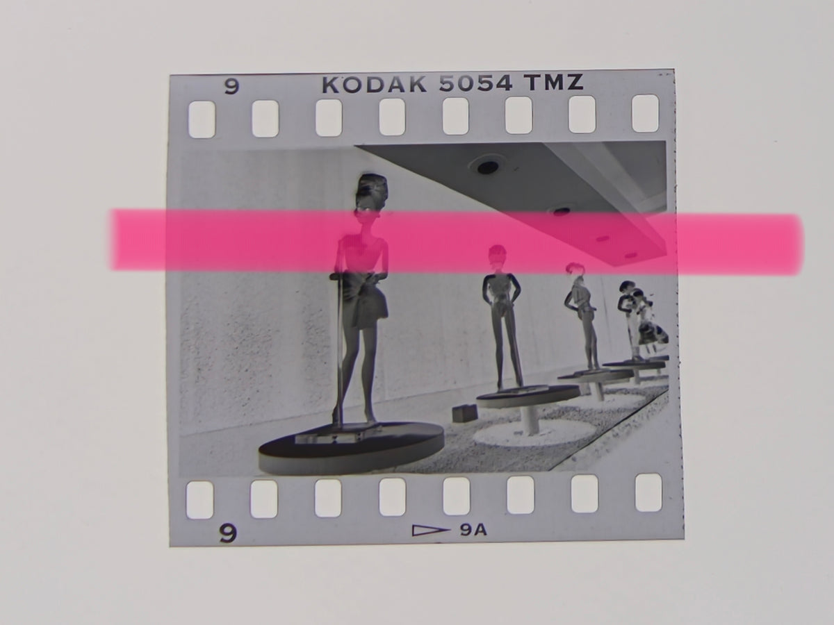 Originales Foto-Negativ Barbie-Puppe mit asymmetrischem Design Ausstellung 35. Jubiläum Valencia 1995 35-mm-Film Selten