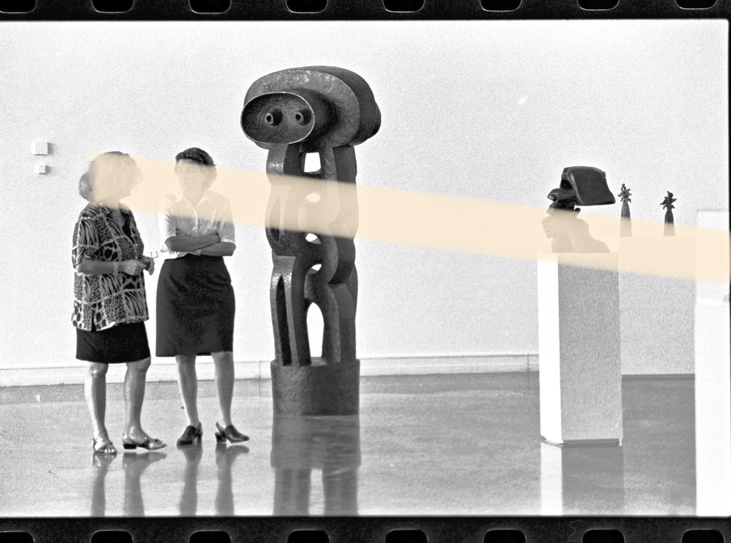 Negativo fotográfico original visitantes junto a esculturas de Joaquín Torres-García exposición IVAM Valencia 1997 35mm film Rare