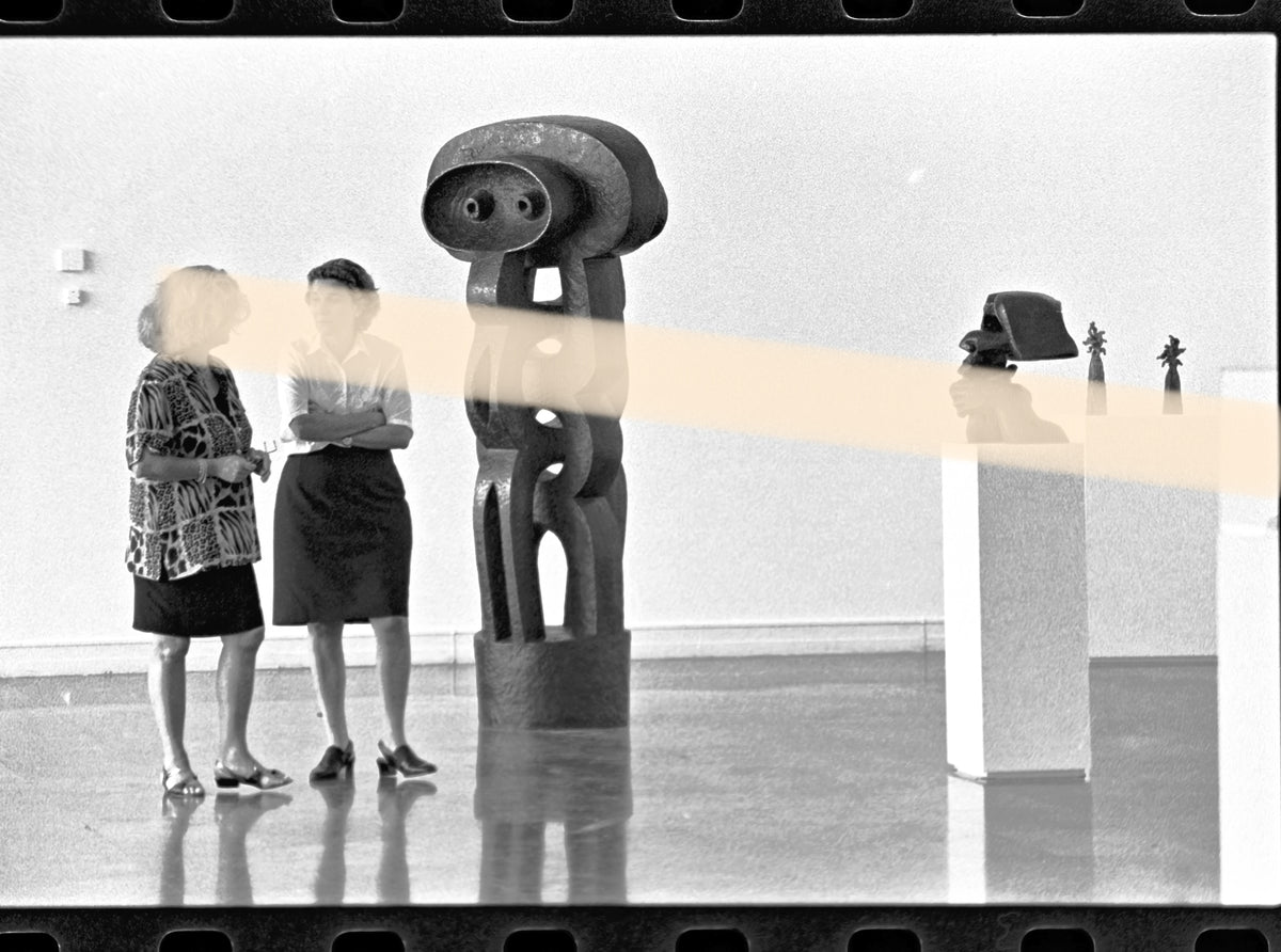 Negativo fotográfico original visitantes junto a esculturas de Joaquín Torres-García exposición IVAM Valencia 1997 35mm film Rare
