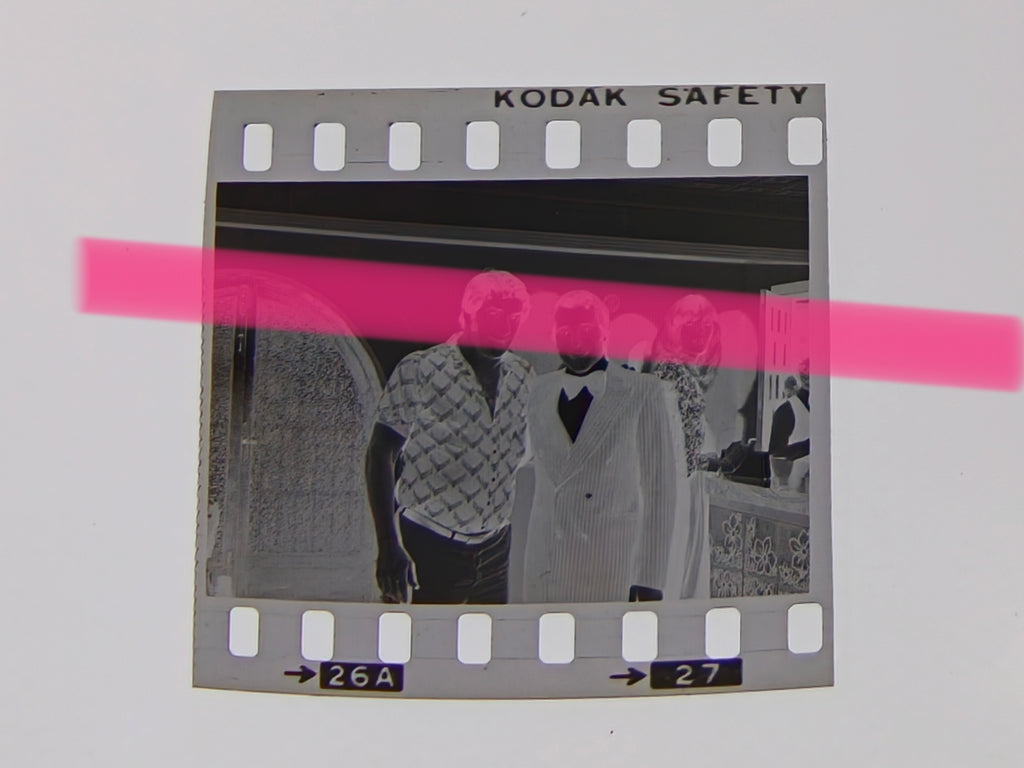 Originales Foto-Negativ Urtain Boxer posiert neben Mann mit Fliege in Spanien 35mm Film Selten