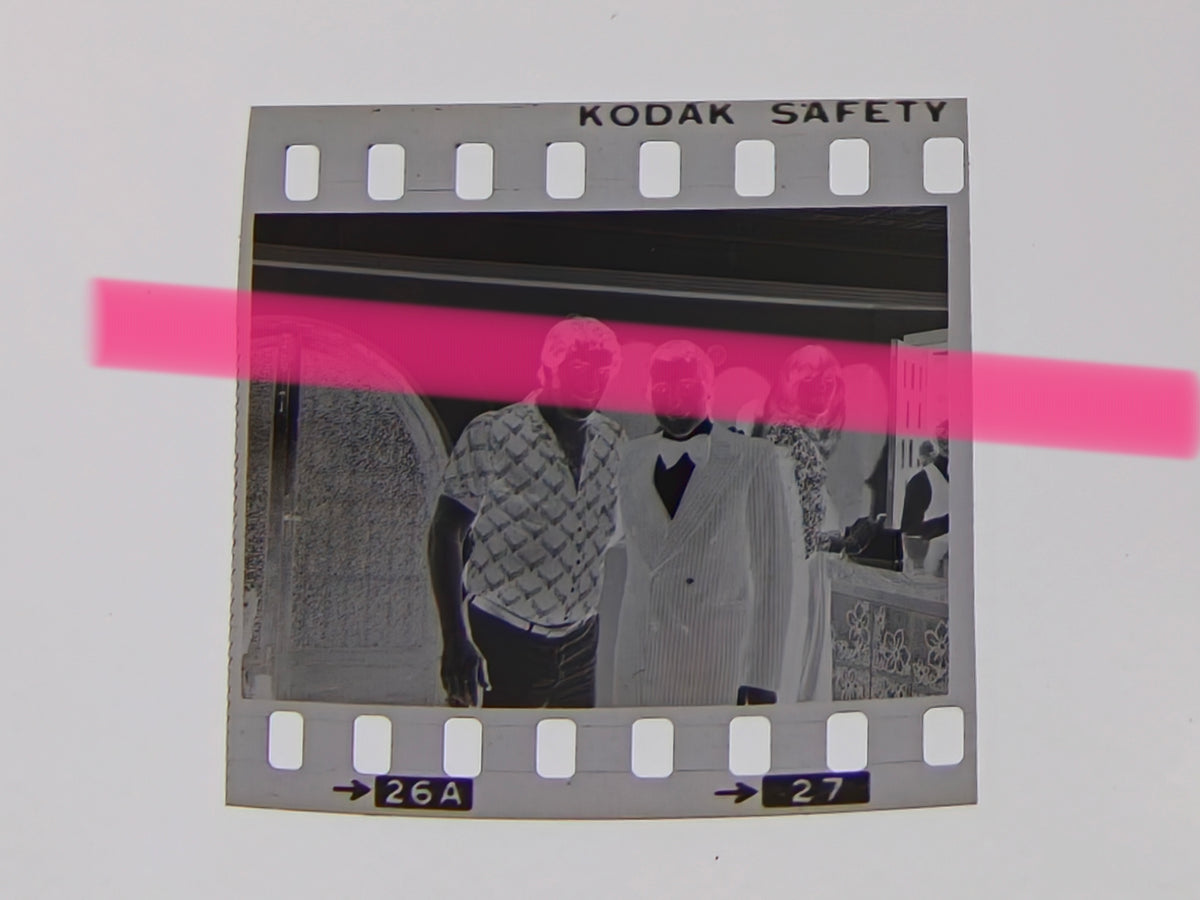 Originales Foto-Negativ Urtain Boxer posiert neben Mann mit Fliege in Spanien 35mm Film Selten