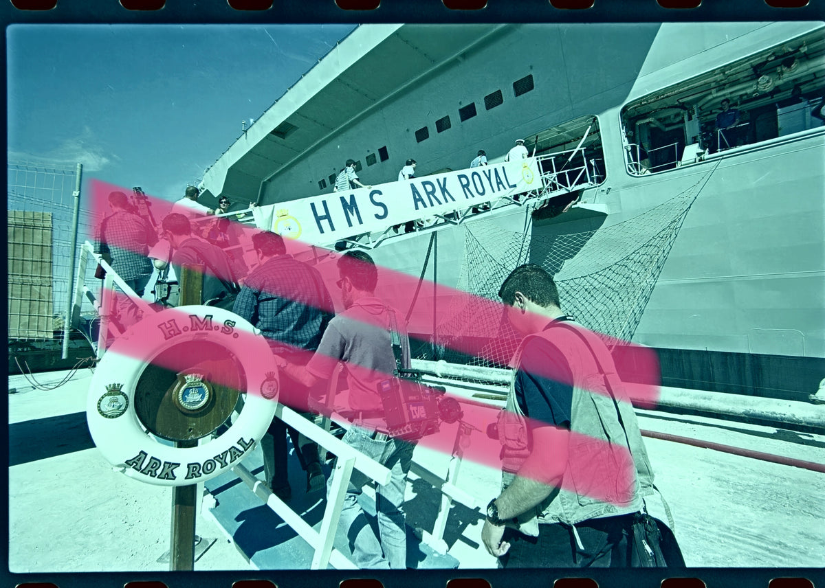 Originales Fotonegativ, Medien beim Zugang zum britischen Flugzeugträger HMS Ark Royal, NATO, Alicante 2002, 35mm-Film, selten