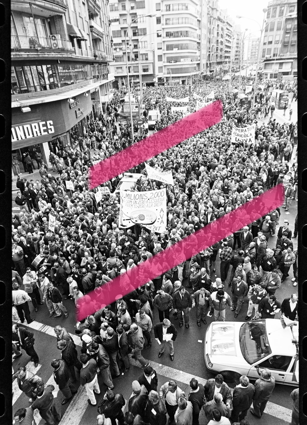 Negativo fotográfico original multitud de agricultores llena las calles protesta citrícola Valencia 1992 35mm film Rare