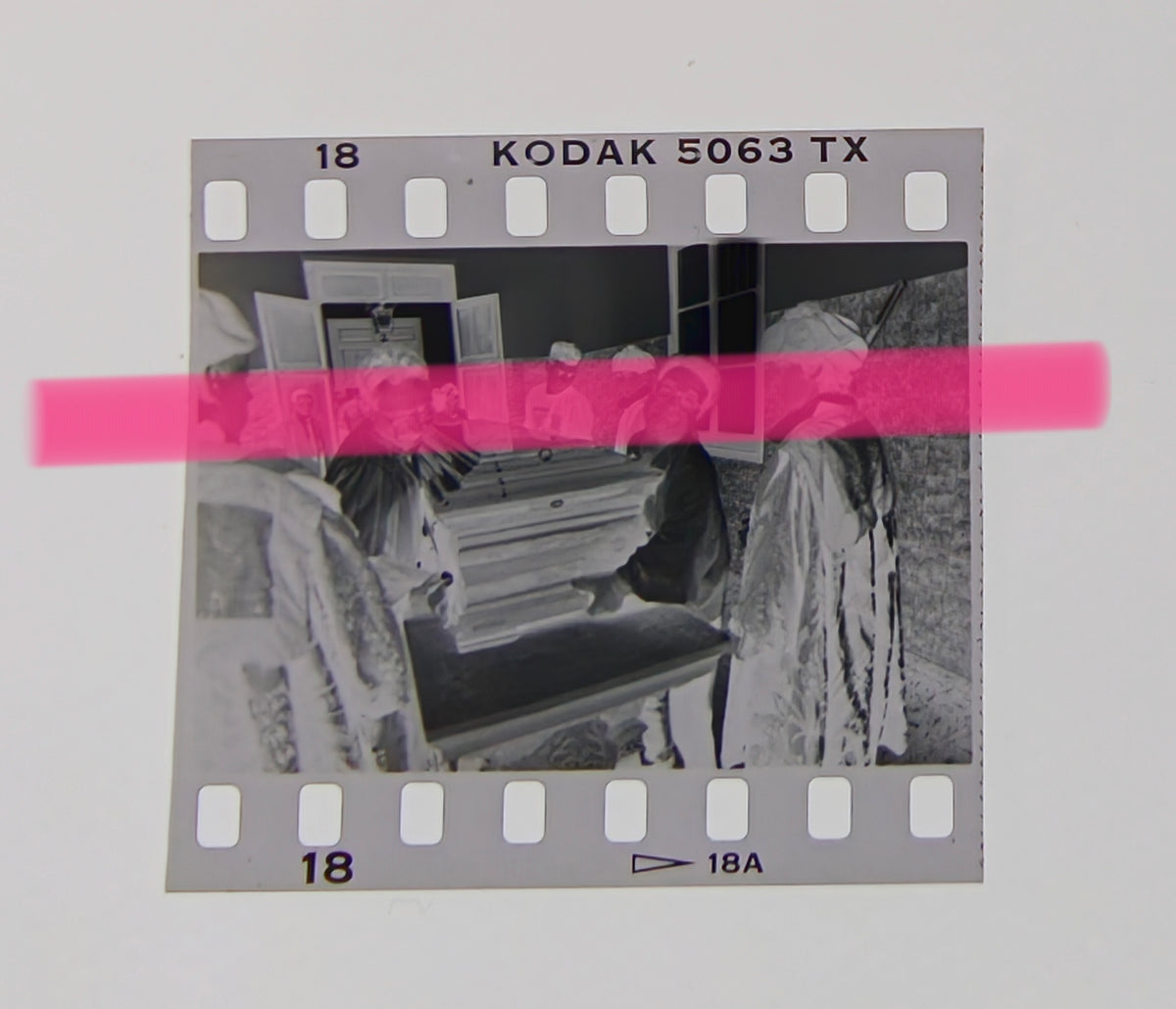 Negativo fotográfico original portadores trasladando el féretro del escritor y ensayista Joan Fuster en una sala Sueca Valencia 1992 35mm film Rare