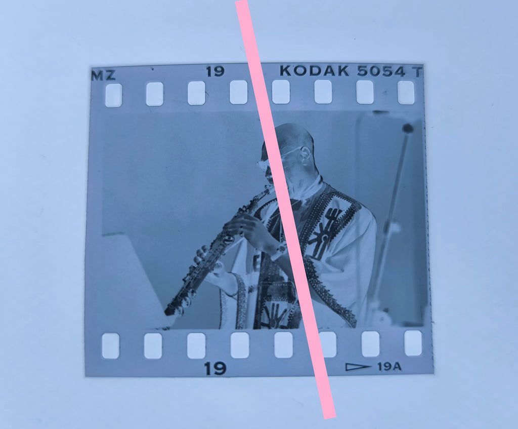 Negativo fotográfico original Manu Dibango Músico saxofonista camerúnés 35mm film Rare