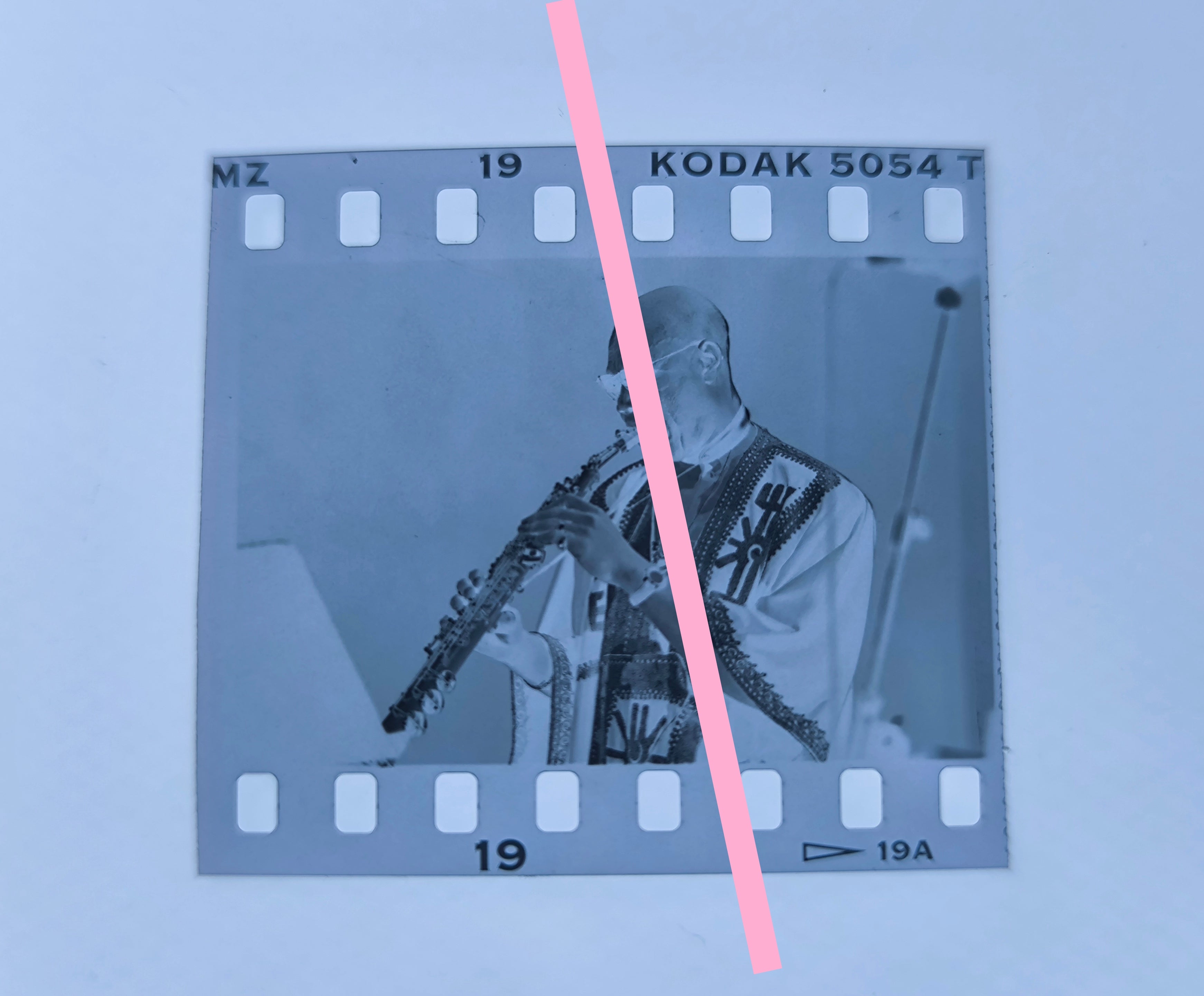 Negativo fotográfico original Manu Dibango Músico saxofonista camerúnés 35mm film Rare