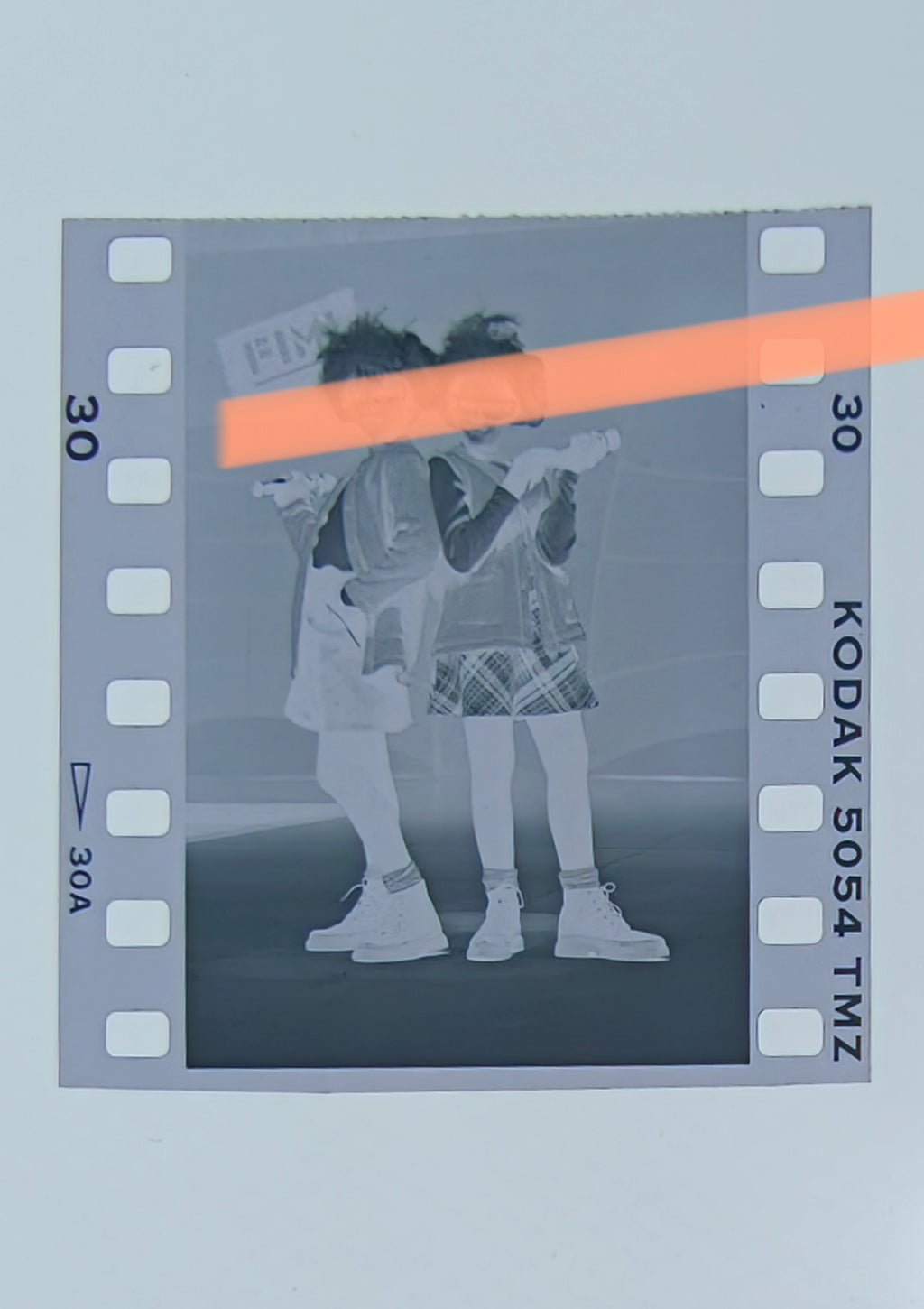 Negativo fotográfico original niñas con estilismo futurista en pasarela FIMI Feria Valencia 1996 35mm film Rare