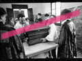 Negativo fotográfico original portadores trasladando el féretro del escritor y ensayista Joan Fuster en una sala Sueca Valencia 1992 35mm film Rare